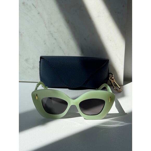 NEW Loewe LW40127I Anagram Thick Sunglasses in Green main image 6
